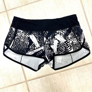 Lululemon Speed Up shortie Short Vintage pattern RARE cheeky Lined size 6